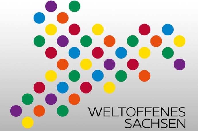 Die Tierschutzbeauftragte Carina Heinrich schaut sich zusammen mit einer Mitarbeiterin eines Tierheims das Tierheim an.